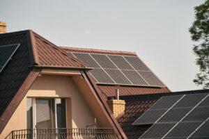 techo de casa con placas solares